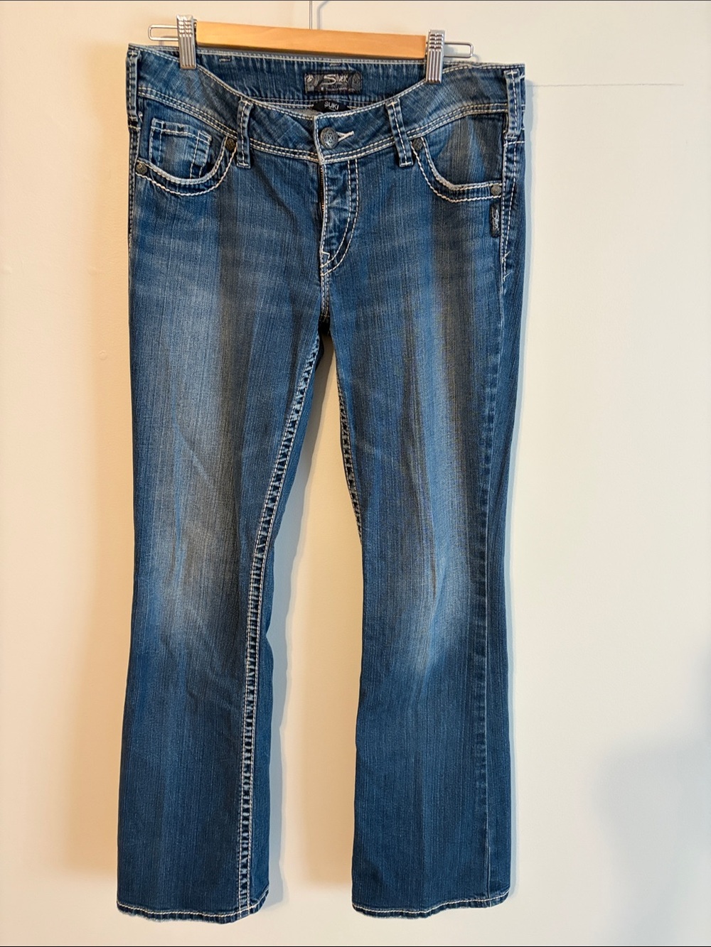 Silver Jeans Women's Boot Cut Denim in Medium Blue Wash. 32/34. Suki style.